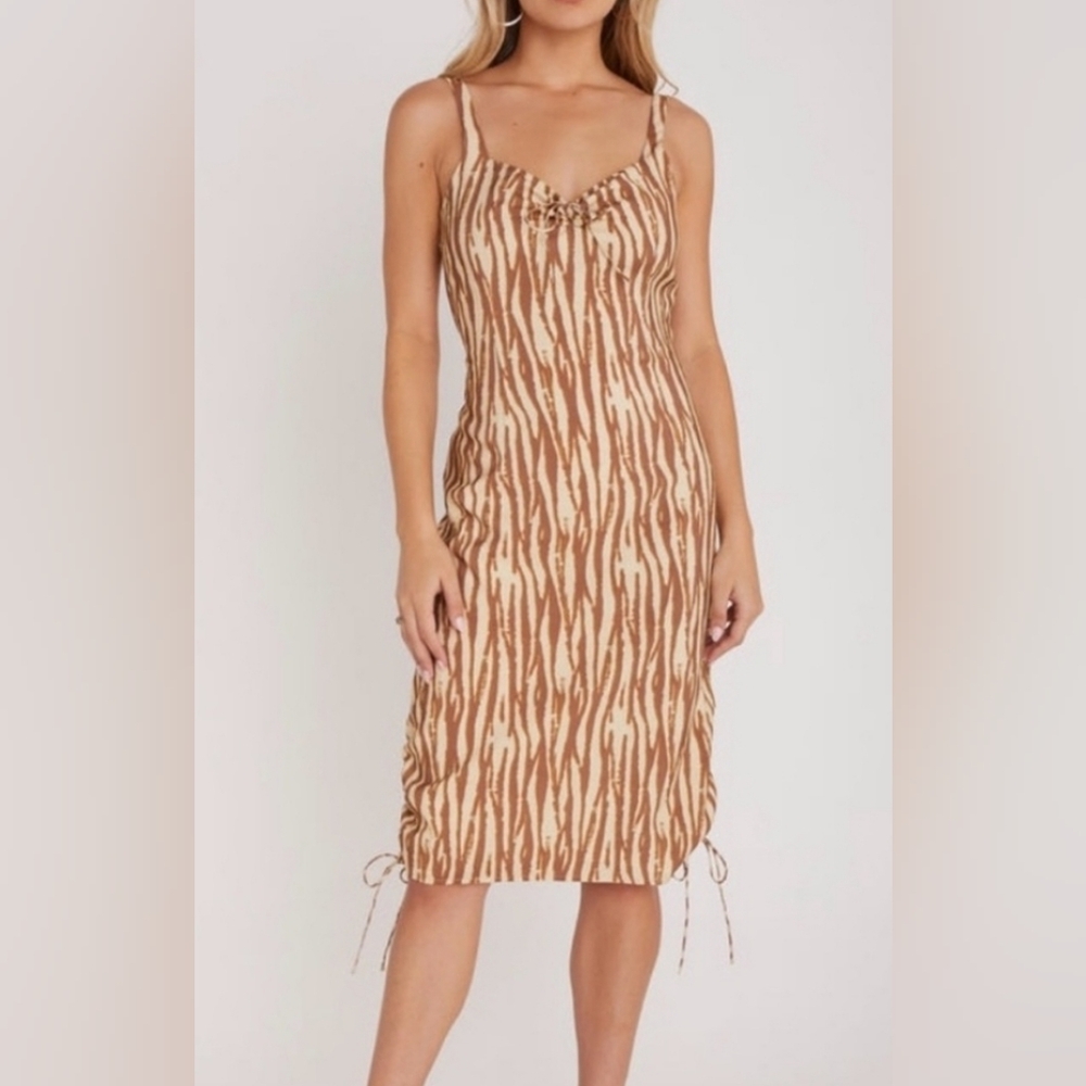 🤎🤎🤎🤎Backyard Roses Brown and Cream Patterned Midi Dress.  B8